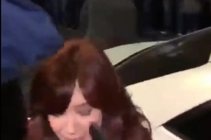 Fernández de Kirchner es va ajupir instintivament després que l’atacant li apuntés a la cara.