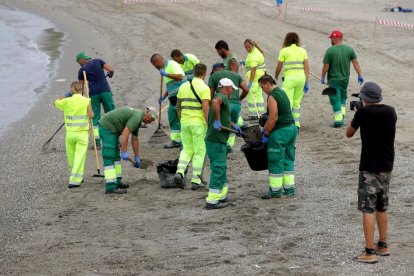 Tasques de neteja a la platja de Poniente per l’abocament.