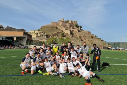 Els jugadors del Borges celebren el triomf que els dona el liderat amb el castell de Cardona al fons.