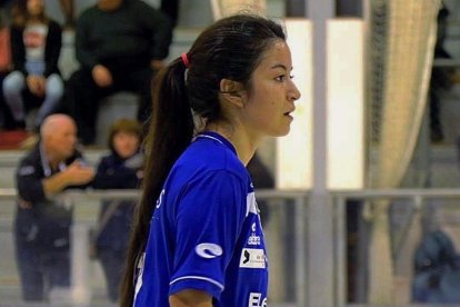 Francisca Mesa, durante un partido de la pasada temporada. A la derecha, firmando su contrato.