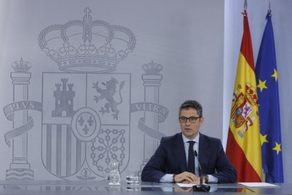 El ministre de la Presidència, Félix Bolaños, ahir a la roda de premsa celebrada a La Moncloa.