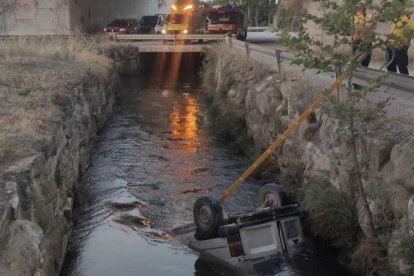 Encuentran un vehículo en el interior del canal en Les Borges Blanques