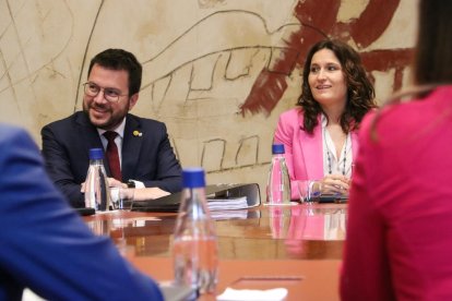 El president del Govern, Pere Aragonès, i la consellera de Presidència, Laura Vilagrà, durant el consell executiu