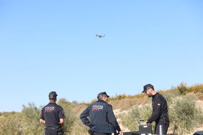 Imagen de la búsqueda, incluso con drones, que hicieron los Mossos d’Esquadra por los alrededores del inmueble de Les Borges.
