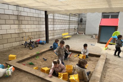 Nens de l’escola bressol Bordeta jugant ahir al pati.