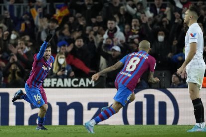 Pedri celebra el gol que va desfer l’empat davant del Sevilla, ahir al Camp Nou.