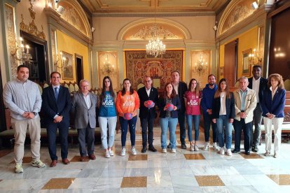Responsables de los dos clubes, de la Paeria y de la firma patrocinadora posaron a la conclusión de la presentación del nuevo proyecto.