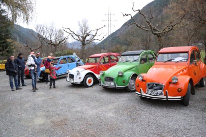 Algunos de los participantes en el encuentro con sus 2 CV.