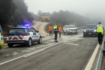 Efectivos de emergencias ayer en el lugar del accidente.
