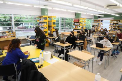 Una classe de Batxillerat ahir a l’institut Maria Rúbies de la capital.