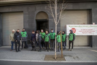 Activistes de la PAH davant l’edifici de General Brito.