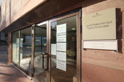 Vista de l'entrada al Registre Civil de Lleida.