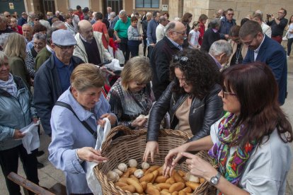 L’acte es va celebrar ahir a la tarda a la plaça de l’Església i va convocar centenars de persones arribades de tot Catalunya.