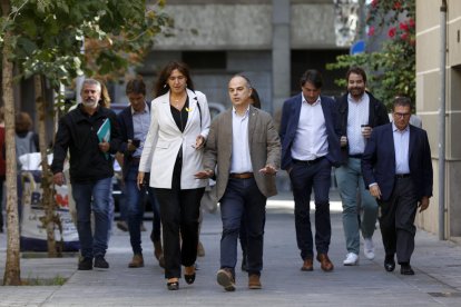 Part de l’Executiva de Junts a l’arribar a la reunió d’ahir capitanejada per Laura Borràs i Jordi Turull.