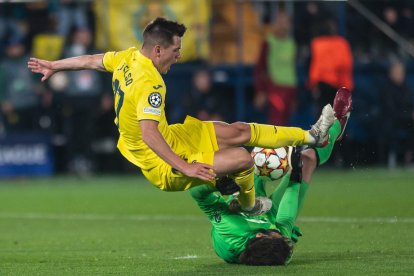 Lo Celso pugna amb el porter Alisson en una acció del partit d’ahir.