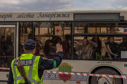 La ciutat de Zaporíjia va rebre ahir els primers civils evacuats de l’acereria de Mariúpol.