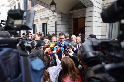 El president del Govern, Pedro Sánchez, envoltat de periodistes la setmana passada al Congrés.