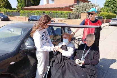 Els padrins, pujats al tricicle, van poder visitar el municipi i saludar amics i familiars.