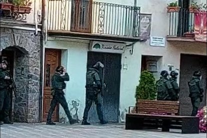 Imágenes del amplio despliegue de la Guardia Civil anoche en El Pont de Suert