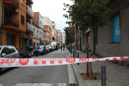 El carrer de Santa Coloma de Gramenet on s'ha produït l'incendi, tallat al trànsit pels Bombers.