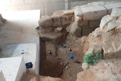 Queixes per la brutícia a la muralla romana del Turó de la Seu Vella de Lleida