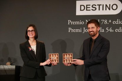 Toni Cruanyes guanya el Premi Pla amb 'La vall de la llum' i Inés Martín s'endú el Nadal amb 'Las formas del querer'