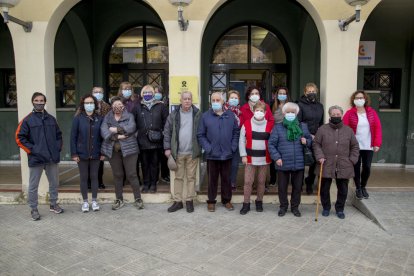 Un grup de jubilats i alguns veïns del barri, ahir davant de la porta de l’equipament.