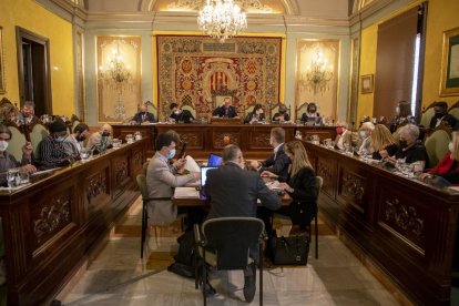 El ple recupera la normalitat - El ple municipal d’ahir va tornar a recuperar la normalitat per primera vegada des de l’inici de la pandèmia i tots els regidors van ocupar els seus seients habituals sense guardar distàncies però amb mascaret ...