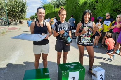 Uno de los podios femeninos con las ganadoras recogiendo sus premios.