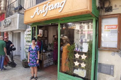 “Primero decían que ventiláramos y ahora que cerremos todo”  -  Eva Teruel trabaja en una tienda del Eix sin puertas, algo que deberá cambiar con las nuevas medidas de ahorro. “Antes nos pedían ventilar por la Covid y ahora que lo cerremo ...