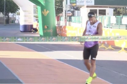 Un atleta español protagoniza la llegada a la meta más absurda, pero por un motivo de peso