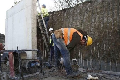 Imagen de trabajadores de la construcción en una obra.