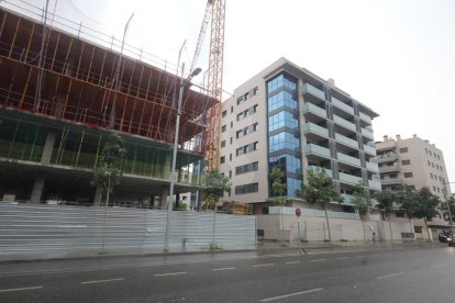 Imatge d'arxiu d'una construcció de pisos al Carrer Camí de Picos.