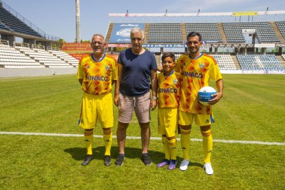 Miguel Rubio i el president Luis Pereira, amb Òscar Rubio i el seu fill Neo, amb la nova equipació.