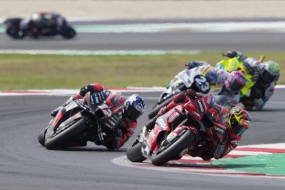 Francesco Bagnaia lidera la carrera durante un momento de la prueba.