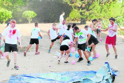 Los jóvenes de Golmés pudieron participar en una gimcana de juegos.