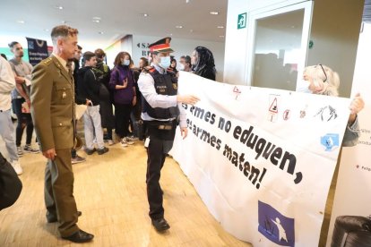 Unes 20 persones protesten per la presència de l'Exèrcit a la fira de formació i ocupació de Lleida