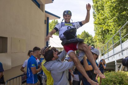 Miquel Travé, manteado por sus compañeros tras conseguir la medalla de plata en el Parc Olímpic de La Seu d’Urgell.