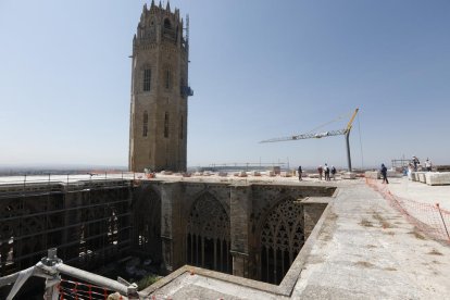 Una vista de las obras en la cubierta del claustro de la Seu Vella, en una imagen de agosto de 2020.