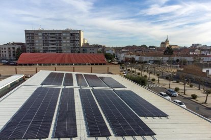 La Paeria instala los paneles solares para abastecer la zona deportiva