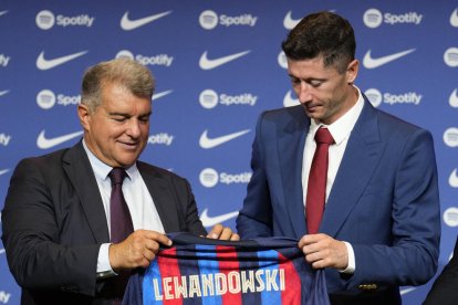 Joan Laporta y Robert Lewandowski, ayer durante la presentación del delantero polaco.