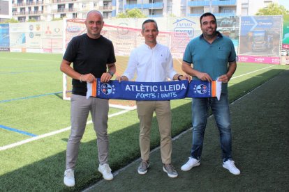 Josep Maria Turull, Xavi Bartolo y Cristian Olivart, con la bufanda del club.