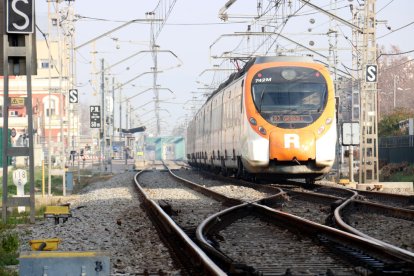 Un tren de Rodalies en su paso por Montcada i Reixac.