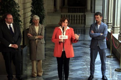 Ada Colau va comparèixer ahir amb la seua advocada i membres del seu equip.