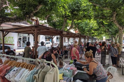 El mercado de rebajas se celebró en su lugar original durante toda la jornada de ayer.
