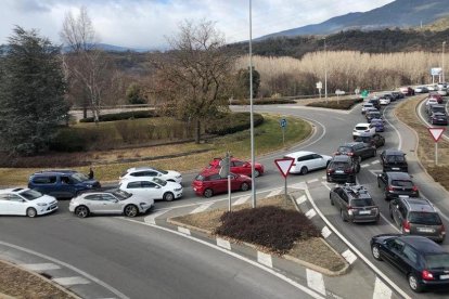 Imatge de les cues ahir al migdia a la Seu d’Urgell en direcció a Andorra.