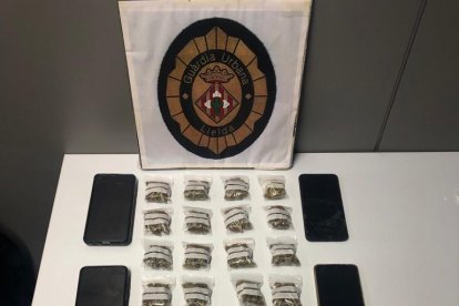 Vista de la droga y el cuchillo intervenidos a los arrestados.