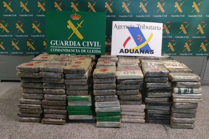 Imagen de los 537 paquetes de cocaína hallados en el cilindro. 