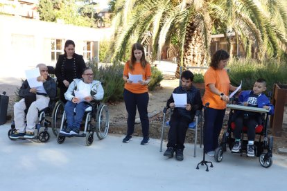 Cuatro usuarios de la asociación Aremi fueron los encargados de leer el manifiesto junto a tres monitoras.