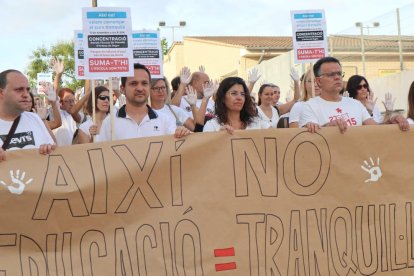 Els pares van protestar en silenci davant de l’escola dilluns, a l’inici del curs escolar.